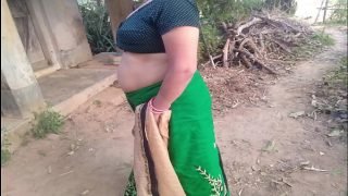 ग्रीन साड़ी पहने भाभी को खेत में पेड़ के नीचे चोदा  XXX indian Bhabhi Sex